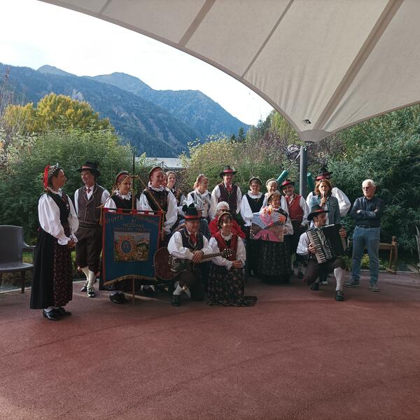 <figcaption>Gruppo Folk</figcaption>